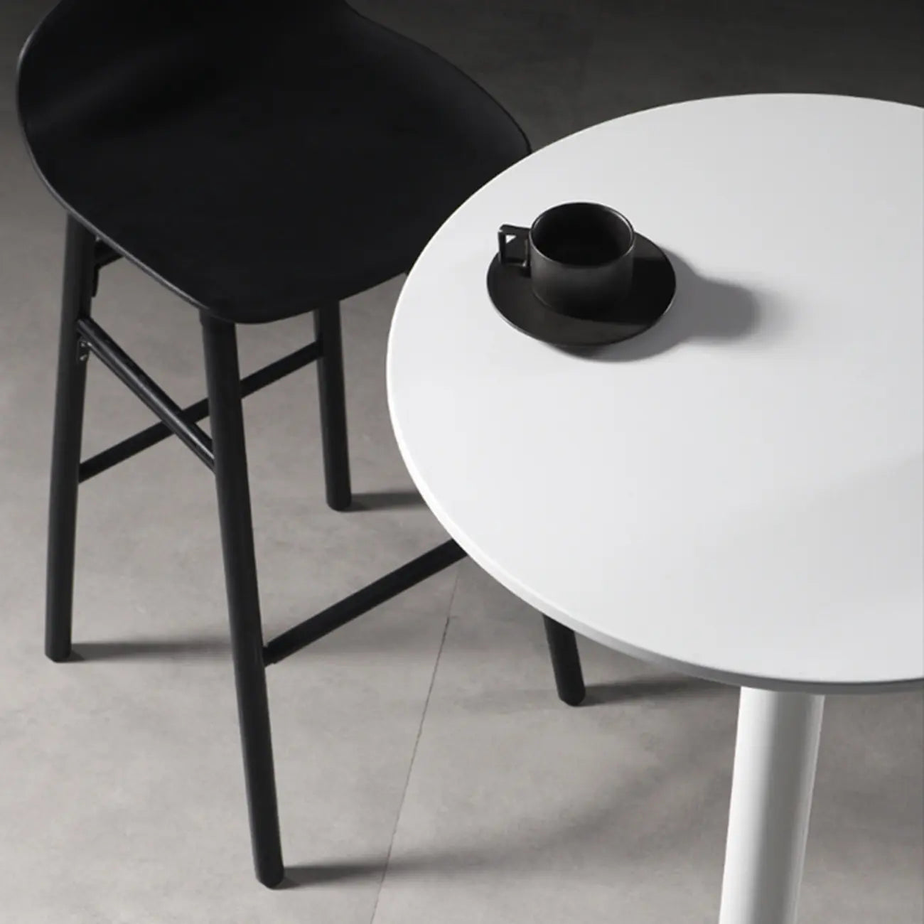 Modern Round White Acrylic Pub Bar Table for Bistro