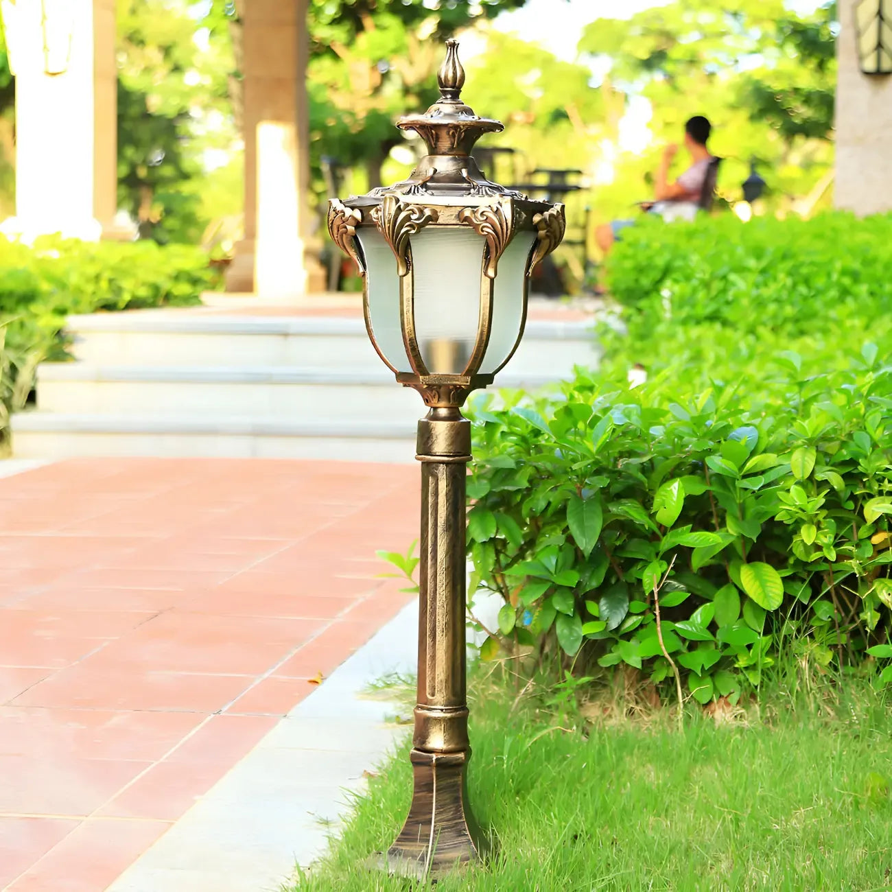 Elegant Traditional Gold Solar LED Bollard Lighting for Garden Pathway