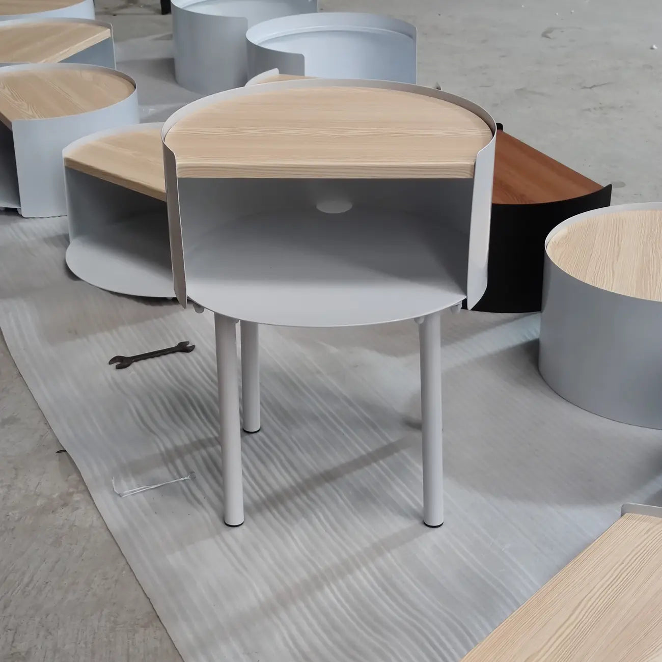 Round Shape Metal Bedside Table with Open Storage Wooden Top