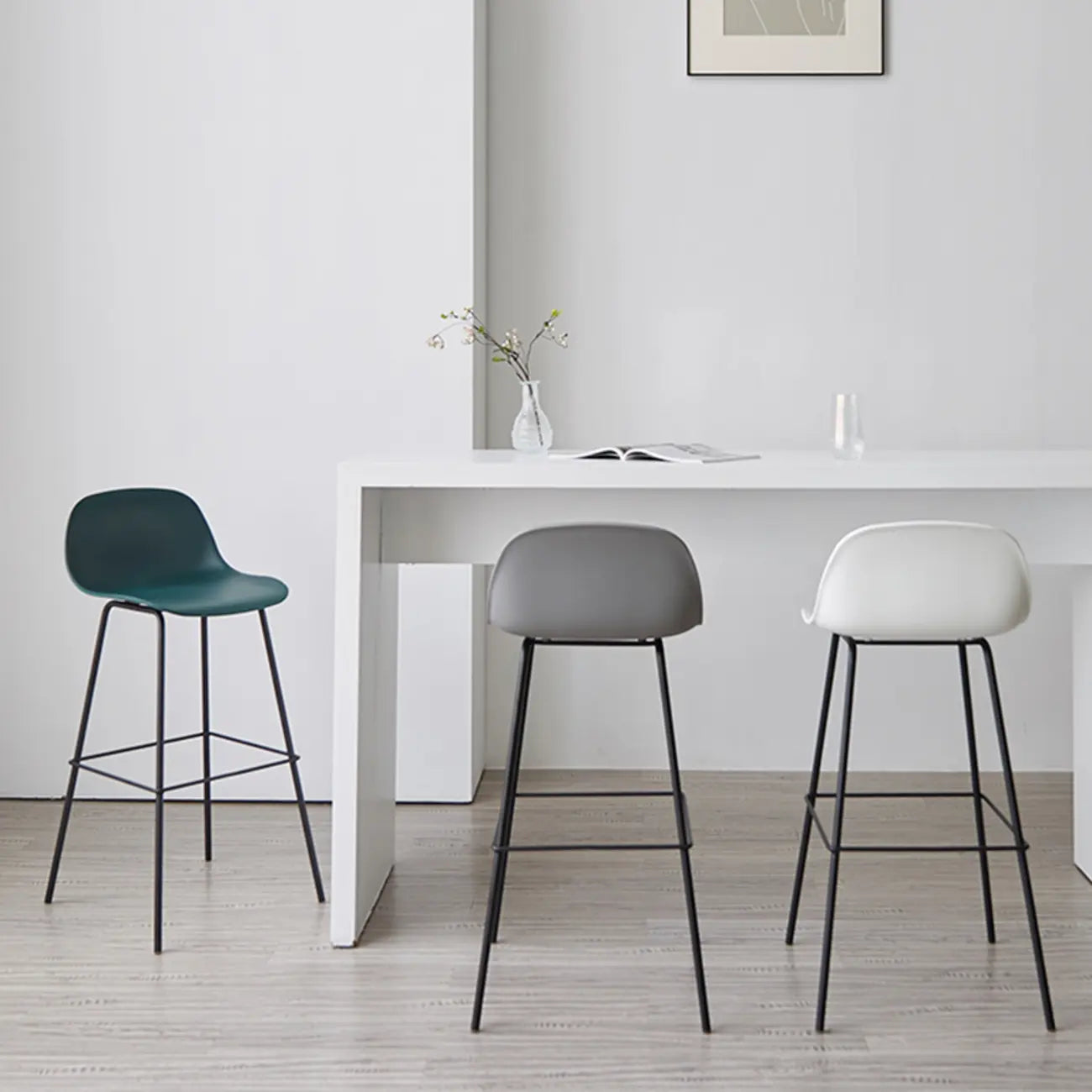 Modern Metal Elegant Comfort Bar Stool with Sleek Design