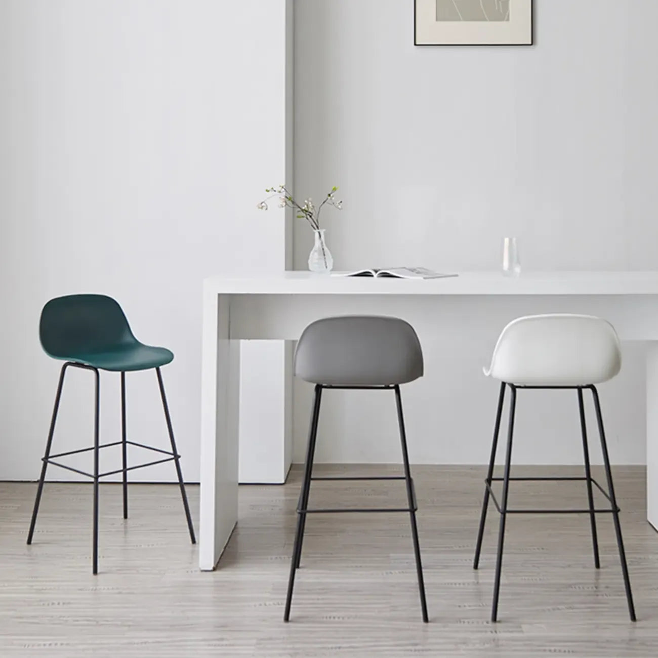 Modern Metal Elegant Comfort Bar Stool with Sleek Design