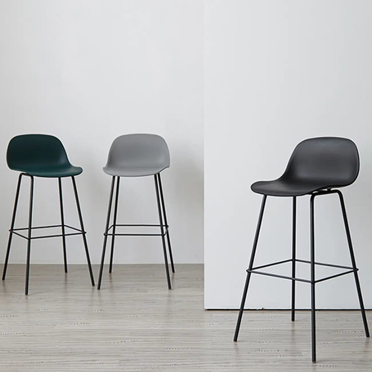 Modern Metal Elegant Comfort Bar Stool with Sleek Design