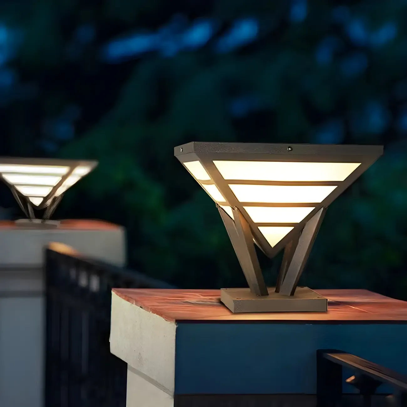 Black Metal Bracket Pyramid Solar Outdoor Post Lights