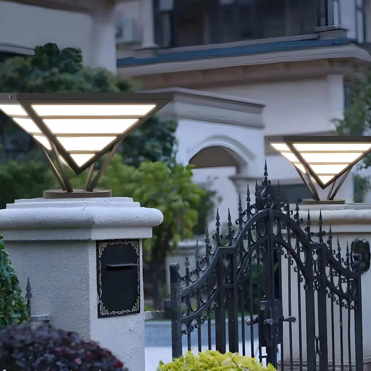 Black Metal Bracket Pyramid Solar Outdoor Post Lights
