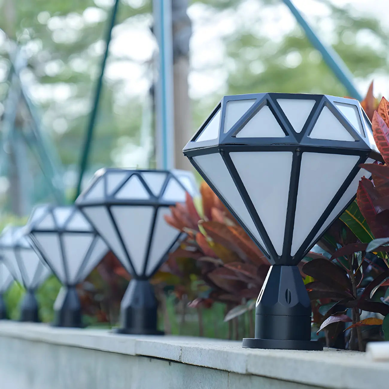 Black Metal Diamond-Design Post Cap Light