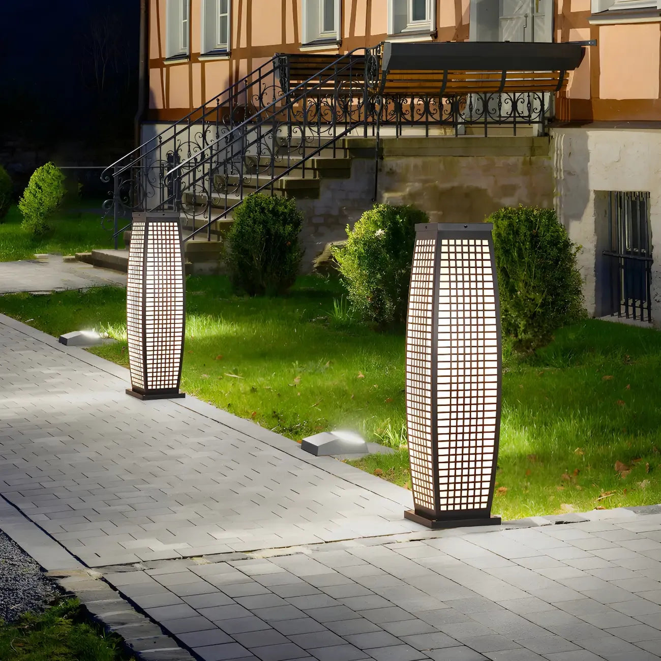 Black Metal Grid Vertical Post Cap Light