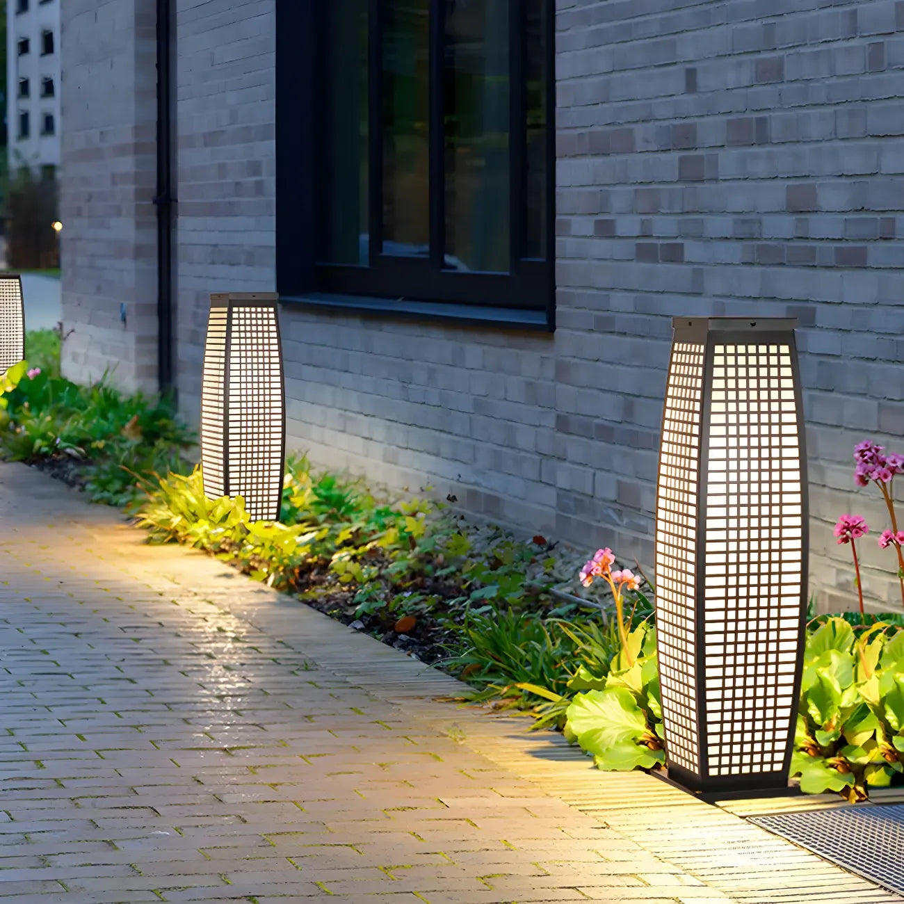 Black Metal Grid Vertical Post Cap Light